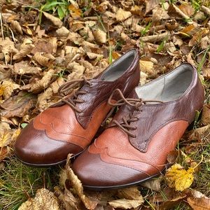 Women’s tan Oxford style heeled Naturalizers